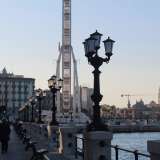Sono tra i simboli incontrastati di Bari, immortalati in cartoline, fotografie e dipinti d�autore. Parliamo dei 197 iconici lampioni del lungomare, che adornano i tre chilometri di strada che vanno dall�entrata del Porto sino a Pane e Pomodoro